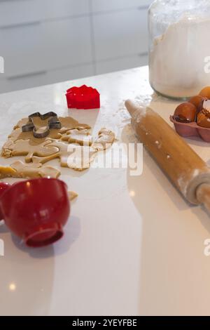 Weihnachtskekse mit Pin- und Keksschneider backen in der Küche, zu Hause Stockfoto