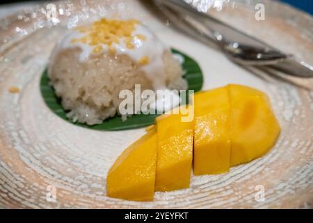 Mango-Kleberreis serviert auf Teller. Es ist ein berühmtes thailändisches Dessertgericht Stockfoto