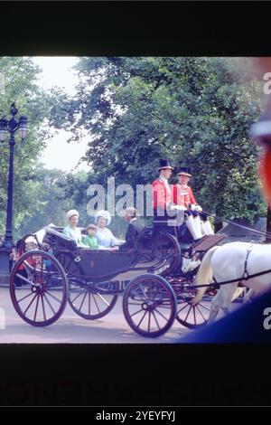 Königin Mutter, Prinz Charles, Prinzessin Anne und Lady Sarah Armstrong-Jones in Carriage Prozession, Staatsöffnung des Parlaments, 1969. Mutter, Prinz Charles, Prinzessin Anne und Lady Sarah Armstrong-Jones in einer Pferdekutsche während der Parlamentseröffnung am 28. Oktober 1969 in London. In eleganter Kleidung werden sie in einer traditionellen königlichen Kutschenprozession gesehen, begleitet von liverisierten Fußmännern in roten Mänteln und Hüten. Stockfoto