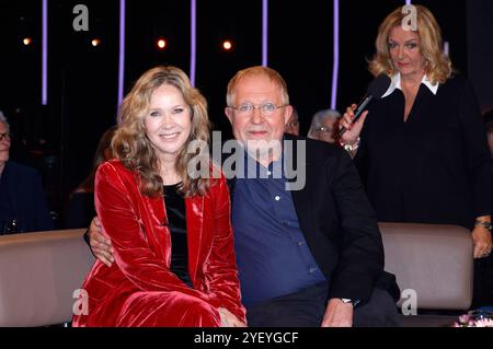 Ann-Kathrin Kramer, Harald Krassnitzer und Bettina Tietjen bei der Aufzeichnung der NDR Talk Show im NDR Fernsehstudio Lokstedt. Hamburg, 01.11.2024 *** Ann Kathrin Kramer, Harald Krassnitzer und Bettina Tietjen bei der Aufnahme der NDR Talk Show im NDR-Fernsehstudio Lokstedt Hamburg, 01 11 2024 Foto:xH.xHartmannx/xFuturexImagex ndr talk0111 4179 Stockfoto