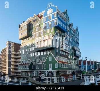 Zaandam Niederlande 23. Oktober 2024, wenn Besucher die beeindruckenden, mehrschichtigen Gebäude bewundern, die modernes Design mit traditioneller niederländischer Architektur verbinden. Stockfoto