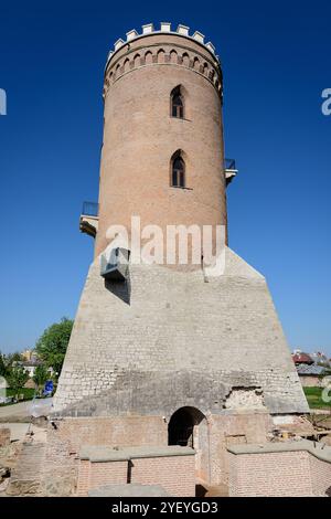 Der Chindia Tower oder Turnul Chindiei, alte Gebäude und Ruinen am Königshof Targoviste (Curtea Domneasca) im Chindia Park (Parcul Chindia) im KIS Stockfoto