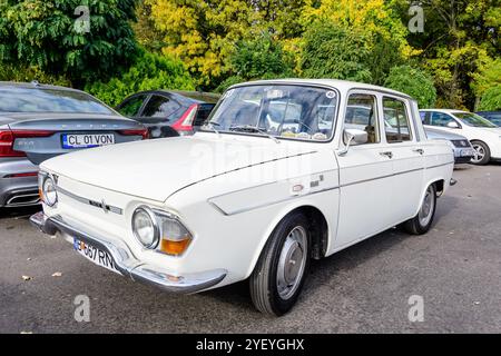 Bukarest, Rumänien, 24. Oktober 2021: Ein weißer Renault 10 französischer Oldtimer parkte auf einer Straße bei einer Veranstaltung für Oldtimer-Sammlungen, in einem sonnigen A Stockfoto