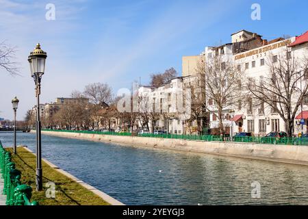 Bukarest, Rumänien, 13. Februar 2021 - Landschaft mit großen alten Bäumen und alten Gebäuden in der Nähe des Flusses Dambovita und klarem blauen Himmel im Zentrum von Bucha Stockfoto