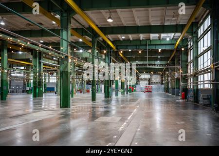 Innenraum einer leeren großen Industriefabrik für Metallarbeiten. Schwerproduktion, Werkslagerung, Arbeitshaus Stockfoto