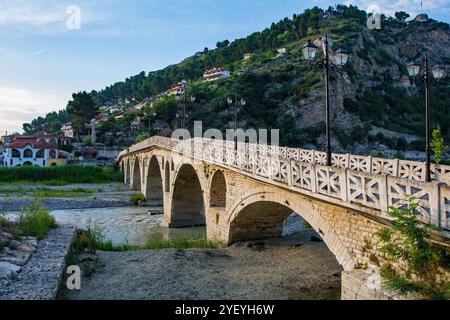 Die Gorica-Brücke in Berat, Albanien, gehört zum UNESCO-Weltkulturerbe. Diese osmanische Fußgängerbrücke über den Fluss Osum verbindet das Viertel Gorica und Mangalem Stockfoto