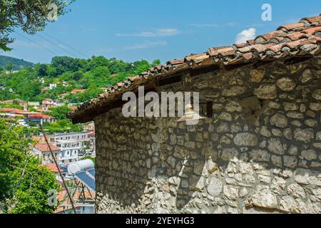 Ein historisches Steinhaus im Mangalem-Viertel von Berat in Albanien. Berat gehört zum UNESCO-Weltkulturerbe und ist als Stadt der tausend Fenster bekannt. Stockfoto