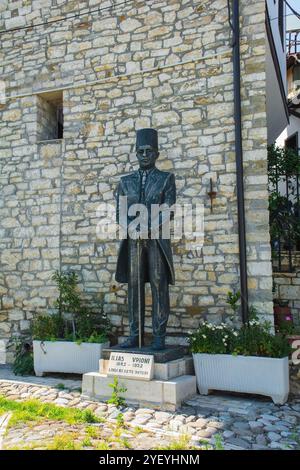 Berat, Albanien - 1. Juni 2024. Eine Statue von Ilias Vrioni im historischen Zentrum von Berat, Albanien. Ein albanischer Politiker und Diplomat Stockfoto