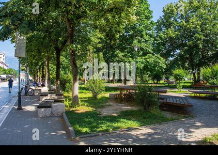 Berat, Albanien - 1. Juni 2024. Lulishtja Park im historischen Zentrum von Berat, Albanien. Gelegen zwischen Bulevardi Republika und dem Fluss Osum Stockfoto