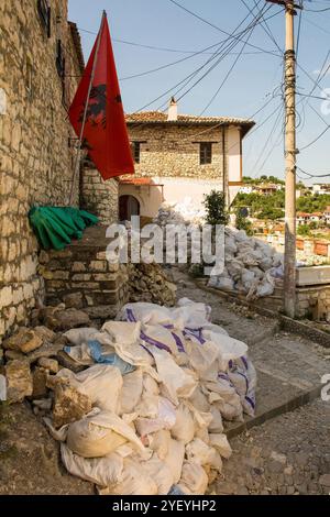 Berat, Albanien - 1. Juni 2024. Taschen mit Baumaterial für die Restaurierung historischer Häuser im UNESCO-Weltkulturerbe Mangalem Stockfoto