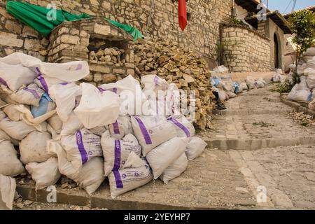 Berat, Albanien - 1. Juni 2024. Taschen mit Baumaterial für die Restaurierung historischer Häuser im UNESCO-Weltkulturerbe Mangalem Stockfoto