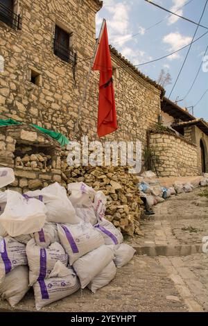 Berat, Albanien - 1. Juni 2024. Taschen mit Baumaterial für die Restaurierung historischer Häuser im UNESCO-Weltkulturerbe Mangalem Stockfoto