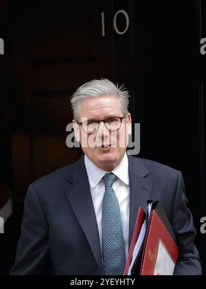 London, Großbritannien. 30. Oktober 2024. Der britische Premierminister Sir Keir Starmer verlässt die Downing Street 10, um an den wöchentlichen Fragen des Premierministers der PMQ im Parlament teilzunehmen. Stockfoto