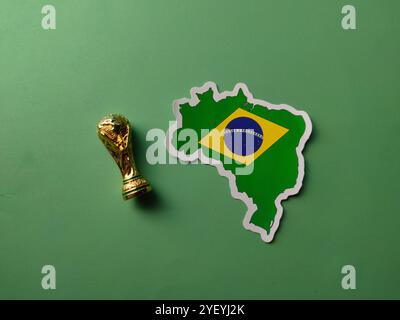 Perak, Malaysia-23. August 2024: Nahaufnahme brasilien Flaggenaufkleber mit Weltmeisterschaft Trophäe auf grünem Hintergrund. Stockfoto