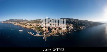 Sorrent an der Amalfiküste in Italien. Panoramablick auf die Küste und die Stadt in Süditalien. Stockfoto