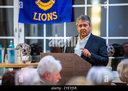 Bad Essen, Deutschland 01. November 2024: Im Bild: Der ehemalige Politiker der SPD, Sigmar Gabriel bei einem Vortrag vor dem Lions Club Bad Essen. Lions Club Niedersachsen *** Bad Essen, Deutschland 01. November 2024 Foto des ehemaligen SPD-Politikers Sigmar Gabriel beim Lions Club Bad Essen Lions Club Niedersachsen Copyright: XFotostandx/xReissx Stockfoto