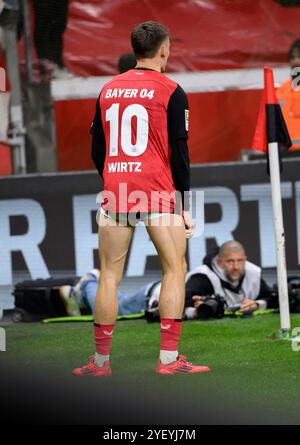 Leverkusen, Deutschland. November 2024. Feature, Florian WIRTZ (LEV) mit hochgezogener Hose, Legs Football 1. Bundesliga, 9. Spieltag, Bayer 04 Leverkusen (LEV) - VfB Stuttgart (S) 0:0, am 01.10.2024 in Leverkusen/Deutschland. #DFL-Vorschriften verbieten die Verwendung von Fotos als Bildsequenzen und/oder Quasi-Video # Credit: dpa/Alamy Live News Stockfoto