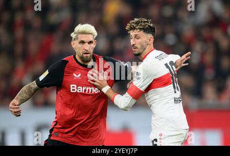 Leverkusen, Deutschland. November 2024. Von links nach rechts Robert ANDRICH (LEV), Atakan KARAZOR (S) Action, Fußball 1. Bundesliga, 9. Spieltag, Bayer 04 Leverkusen (LEV) - VfB Stuttgart (S) 0:0, am 01.10.2024 in Leverkusen/Deutschland. #DFL-Vorschriften verbieten die Verwendung von Fotos als Bildsequenzen und/oder Quasi-Video # Credit: dpa/Alamy Live News Stockfoto