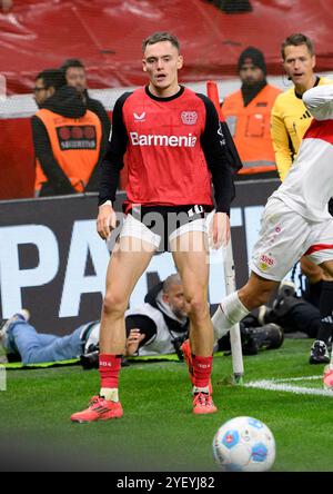 Leverkusen, Deutschland. November 2024. Florian WIRTZ (LEV) mit hochgezogener Hose, Legs Football 1. Bundesliga, 9. Spieltag, Bayer 04 Leverkusen (LEV) - VfB Stuttgart (S) 0:0, am 01.10.2024 in Leverkusen/Deutschland. #DFL-Vorschriften verbieten die Verwendung von Fotos als Bildsequenzen und/oder Quasi-Video # Credit: dpa/Alamy Live News Stockfoto