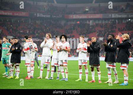 Leverkusen, Deutschland. November 2024. Team S vor den Fans nach dem Spiel, Team, vr Frans KRAETZIG (Kratzig)(S), Bilal TOURE EL (S), Enzo MILLOT (S), Chris FUEHRICH (Fuhrich)(S), Anrie CHASE (S), Ameen AL-DAKHIL (S), Nick WOLTEMADE (S), Fußball 1. Bundesliga, 9. Spieltag, Bayer 04 Leverkusen (LEV) - VfB Stuttgart (S) 0:0, am 01.10.2024 in Leverkusen/Deutschland. #DFL-Vorschriften verbieten die Verwendung von Fotos als Bildsequenzen und/oder Quasi-Video # Credit: dpa/Alamy Live News Stockfoto