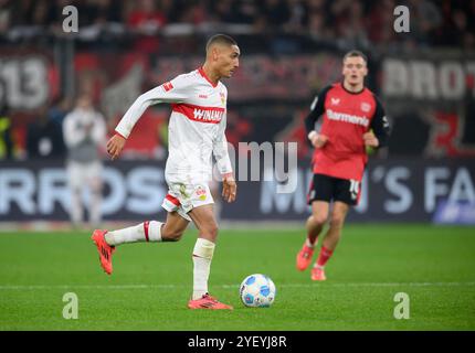 Leverkusen, Deutschland. November 2024. Enzo MILLOT (S) Action, hinter Florian WIRTZ (LEV) Football 1. Bundesliga, 9. Spieltag, Bayer 04 Leverkusen (LEV) - VfB Stuttgart (S) 0:0, am 01.10.2024 in Leverkusen/Deutschland. #DFL-Vorschriften verbieten die Verwendung von Fotos als Bildsequenzen und/oder Quasi-Video # Credit: dpa/Alamy Live News Stockfoto