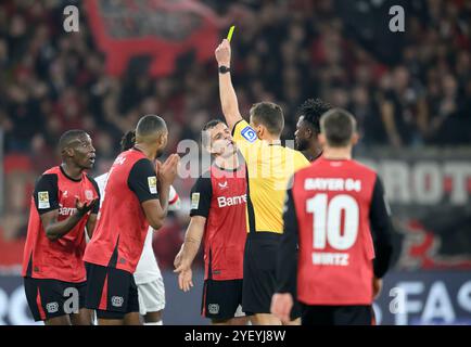Leverkusen, Deutschland. November 2024. Schiedsrichter Daniel SIEBERT zeigt Granit XHAKA (LEV) die gelbe Karte, von links nach rechts Nordi MUKIELE (LEV), Jonathan TAH (LEV), Granit XHAKA (LEV), Schiedsrichter Daniel SIEBERT, Edmond TAPSOBA (LEV) Football 1. Bundesliga, 9. Spieltag, Bayer 04 Leverkusen (LEV) - VfB Stuttgart (S) 0:0, am 01.10.2024 in Leverkusen/Deutschland. #DFL-Vorschriften verbieten die Verwendung von Fotos als Bildsequenzen und/oder Quasi-Video # Credit: dpa/Alamy Live News Stockfoto