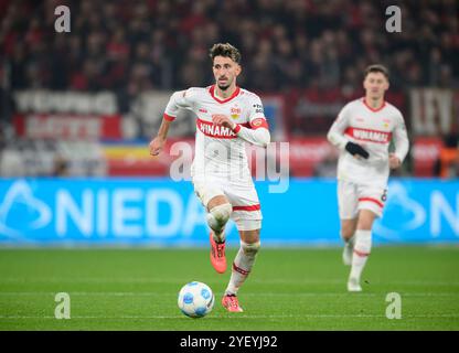 Leverkusen, Deutschland. November 2024. Atakan KARAZOR (S) Action, Back Angelo STILLER (S) Fußball 1. Bundesliga, 9. Spieltag, Bayer 04 Leverkusen (LEV) - VfB Stuttgart (S) 0:0, am 01.10.2024 in Leverkusen/Deutschland. #DFL-Vorschriften verbieten die Verwendung von Fotos als Bildsequenzen und/oder Quasi-Video # Credit: dpa/Alamy Live News Stockfoto