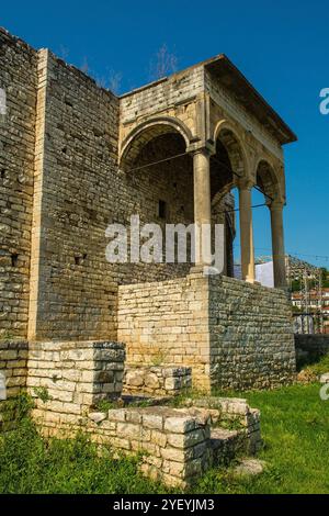 Die Ruinen des Pascha-Palastes im Mangalem-Viertel von Berat, ein UNESCO-Weltkulturerbe. Ein Komplex und Residenz aus der osmanischen Ära des 18. Jahrhunderts Stockfoto