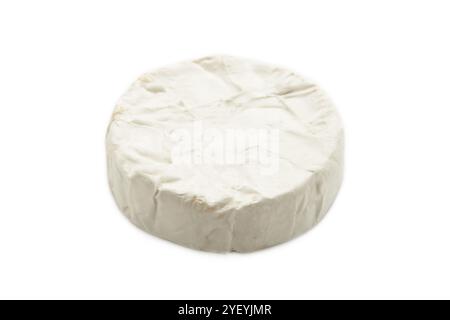 Camembert Käse isoliert auf weißem Hintergrund. Flache Lage, Draufsicht Stockfoto