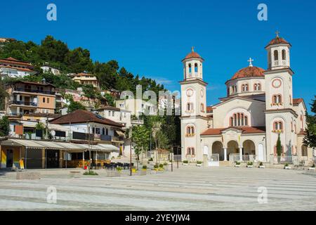 St. Demetrius orthodoxe Kathedrale in Berat, Albanien, 2014 geweiht, und St. Demetrius Platz. Berat gehört zum UNESCO-Weltkulturerbe. Stockfoto