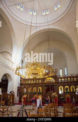 Das Innere der 2014 geweihten St. Demetrius-orthodoxen Kathedrale in Berat, Albanien. Berat gehört zum UNESCO-Weltkulturerbe. Stockfoto