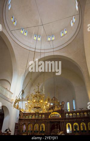 Die Kuppel in der orthodoxen Kathedrale St. Demetrius in Berat, Albanien, 2014 geweiht. Berat gehört zum UNESCO-Weltkulturerbe. Stockfoto