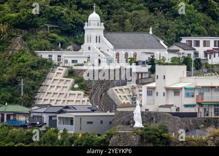 Kaminoshima-Kirche und riesige Marienstatue mit Blick auf das Meer in der Nähe von Nagasaki, Japan am 3. Oktober 2024 Stockfoto
