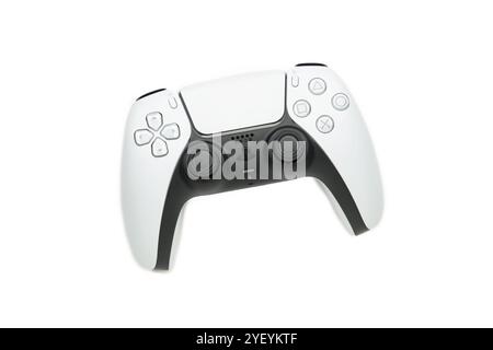 Mykolaiv, UKRAINE - Juli 2024: Neues Produkt von Sony, Gamepad auf weißem Hintergrund, Game-Controller Stockfoto
