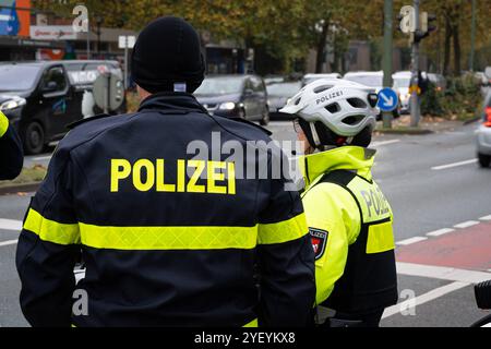 Landkreis Osnabrück, Deutschland 01. November 2024: Im Bild: Ein Polizist und eine Polizistin stehen mit dem Schriftzug Polizei auf Ihrer Dienstkleidung an einer befahrenen Straße. Niedersachsen *** Bezirk Osnabrück, Deutschland 01. November 2024 auf dem Bild stehen Ein Polizist und eine Polizistin auf einer befahrenen Straße in Niedersachsen mit den Worten Polizei auf ihrer Uniform Copyright: XFotostandx/xKippx Stockfoto