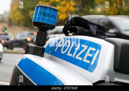 Landkreis Osnabrück, Deutschland 01. November 2024: Im Bild: Ein Polizeimotorrad, mit dem Schriftzug Polizei und Blaulicht. Niedersachsen *** Bezirk Osnabrück, Deutschland 01. November 2024 im Bild Ein Polizeimotorrad, mit der Aufschrift Polizei und Blaulicht Niedersachsen Copyright: XFotostandx/xKippx Stockfoto