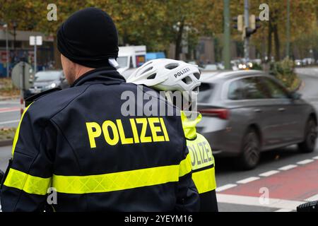 Landkreis Osnabrück, Deutschland 01. November 2024: Im Bild: Ein Polizist und eine Polizistin stehen mit dem Schriftzug Polizei auf Ihrer Dienstkleidung an einer befahrenen Straße. Niedersachsen *** Bezirk Osnabrück, Deutschland 01. November 2024 auf dem Bild stehen Ein Polizist und eine Polizistin auf einer befahrenen Straße in Niedersachsen mit den Worten Polizei auf ihrer Uniform Copyright: XFotostandx/xKippx Stockfoto