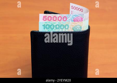 Altes kroatisches Geld - Dinar in der schwarzen Brieftasche Stockfoto