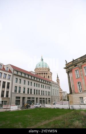 Die Baustelle für das neue Wohn- und Geschäftsviertel am Alten Markt in Potsdam, 1. November 2024. Hinten die Nikolaikirche, rechts der Landtag. Baustelle Alter Markt Potsdam *** die Baustelle für das neue Wohn- und Geschäftsviertel am Alten Markt in Potsdam, 1. November 2024 im Hintergrund die Nikolaikirche, rechts die Baustelle Landtag Alter Markt Potsdam Stockfoto