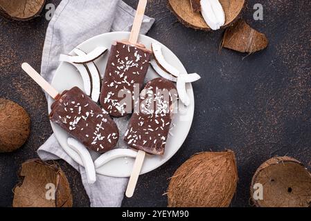 Kokosnusspopskel in Schokoladenglasur Stockfoto