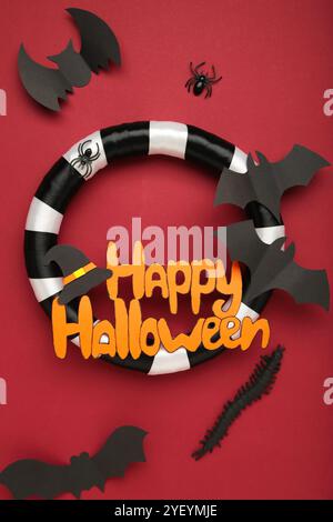 Halloween-Kranz auf rotem Hintergrund. Thanksgiving-Einrichtung. Stockfoto