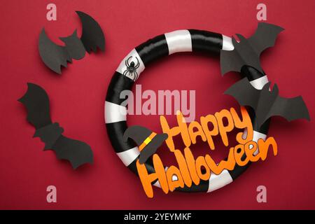 Halloween-Kranz auf rotem Hintergrund. Thanksgiving-Einrichtung. Stockfoto