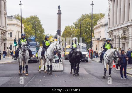 London, Großbritannien. Oktober 2024. Berittene Polizei in Zentral-London während eines Anti-Rassismus-Protestes. Quelle: Vuk Valcic/Alamy Stockfoto