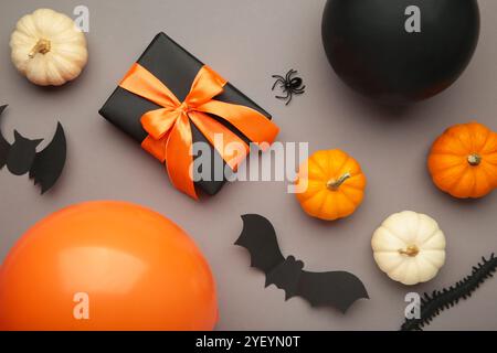 Halloween-Kranz auf grauem Hintergrund. Thanksgiving-Einrichtung. Stockfoto