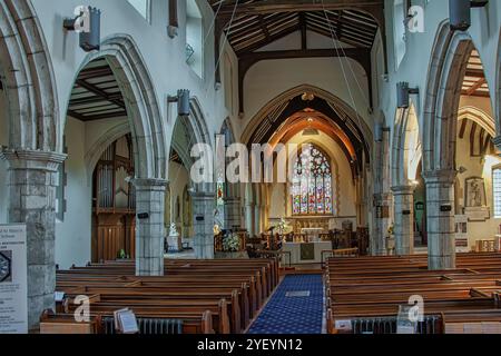 Das Innere der Marienkirche aus dem 13. Jahrhundert, bekannt für ihre Buntglasfenster und Denkmäler für bemerkenswerte Figuren. Chilham, Kent, Großbritannien Stockfoto