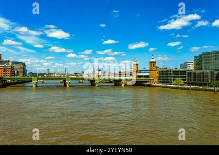 Stadtbild mit der Cannon Street Railway Bridge über die Themse. London, England, Europa Stockfoto