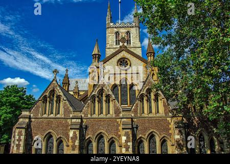 Die Kathedrale und Stiftskirche des Heiligen Erlösers und der Heiligen Maria Overie ist eine Kathedrale in Southwark und eine der berühmtesten gotischen Kirchen. Stockfoto