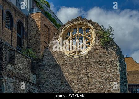 Überreste von Ruinen des Rosenfensters des Norman Winchester Palace aus dem 12. Jahrhundert in London. London, England, Europa Stockfoto