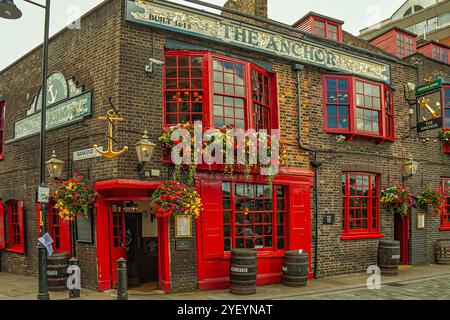 Der Anchor Pub am Bankside in Southwark ist ein traditioneller alter Londoner Pub in der Nähe der Themse. London, England, Europa Stockfoto