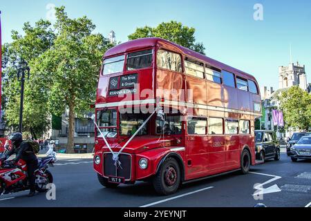 Der typische rote Doppeldeckerbus Routemaster auf den Straßen Londons, der für eine Hochzeit angemietet wurde. London, England, Europa Stockfoto